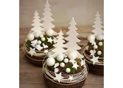 Karácsonyi színes dekorációk fából