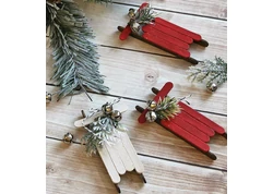 Színes fa szánkó, síléc, korcsolya