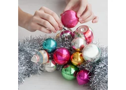 Karácsonyi üveggömbök-betűzők