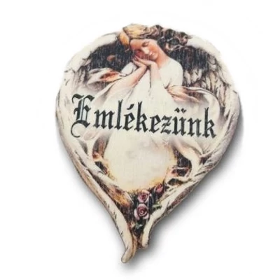 Fa táblácska "Emlékezünk" feliratos, szárnyából szívet formáló angyal