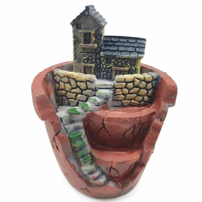 Törött cserepes házikó