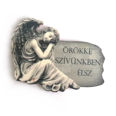 Fa táblácska  "Örökké szívünkben élsz" feliratos, angyal kőtábla mellett
