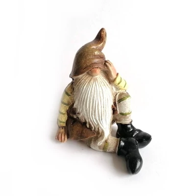 Manó csíkos naciban ülő