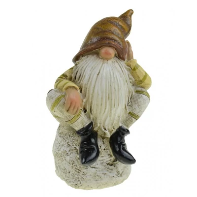 Manó kövön üldögélő, zöld ruhás, barna kalapos