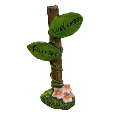 Tündérkert fa oszlop feliratos táblákkal, poly