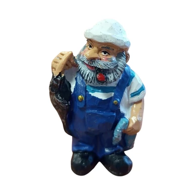 Pipázó halász figura