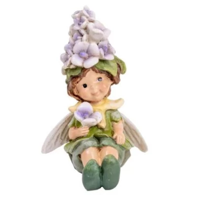 Bájos virágtündérke lila virágsapiban, ülő