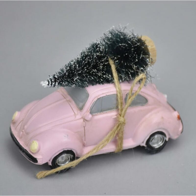 Vintage bogárhátú autó fenyőfával, rózsaszín