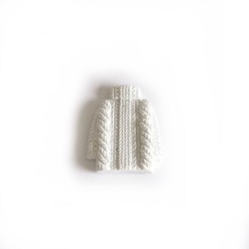 Fehér kötött pulcsi öntapis figura