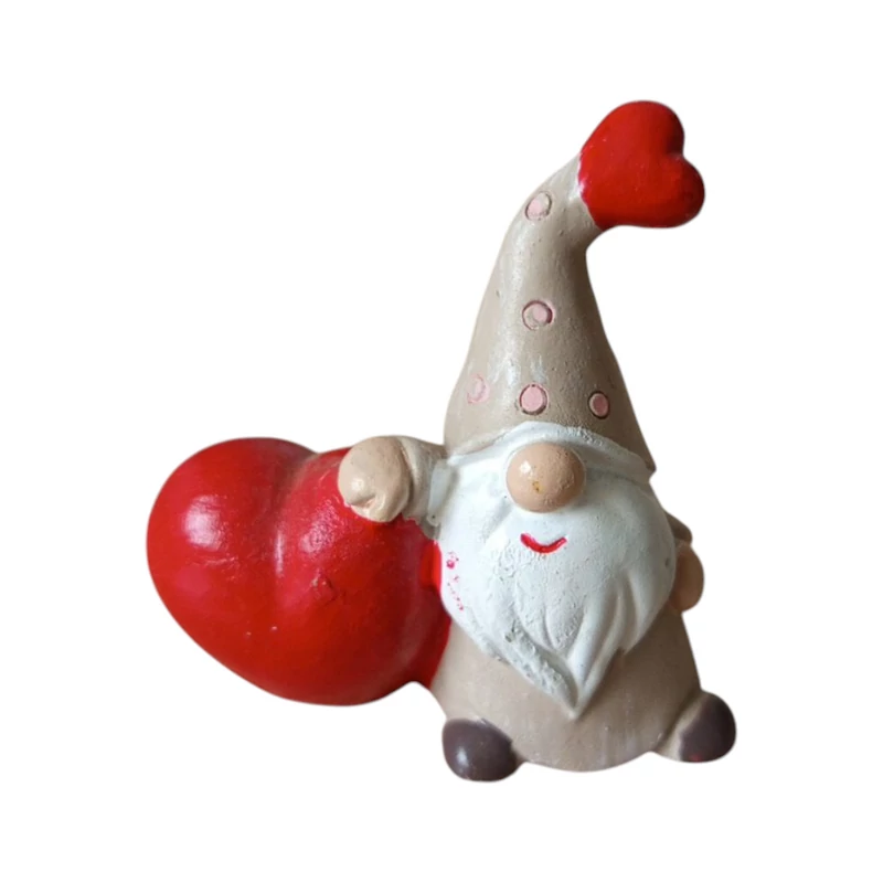 Manócska szívecskés sapiban piros szívvel