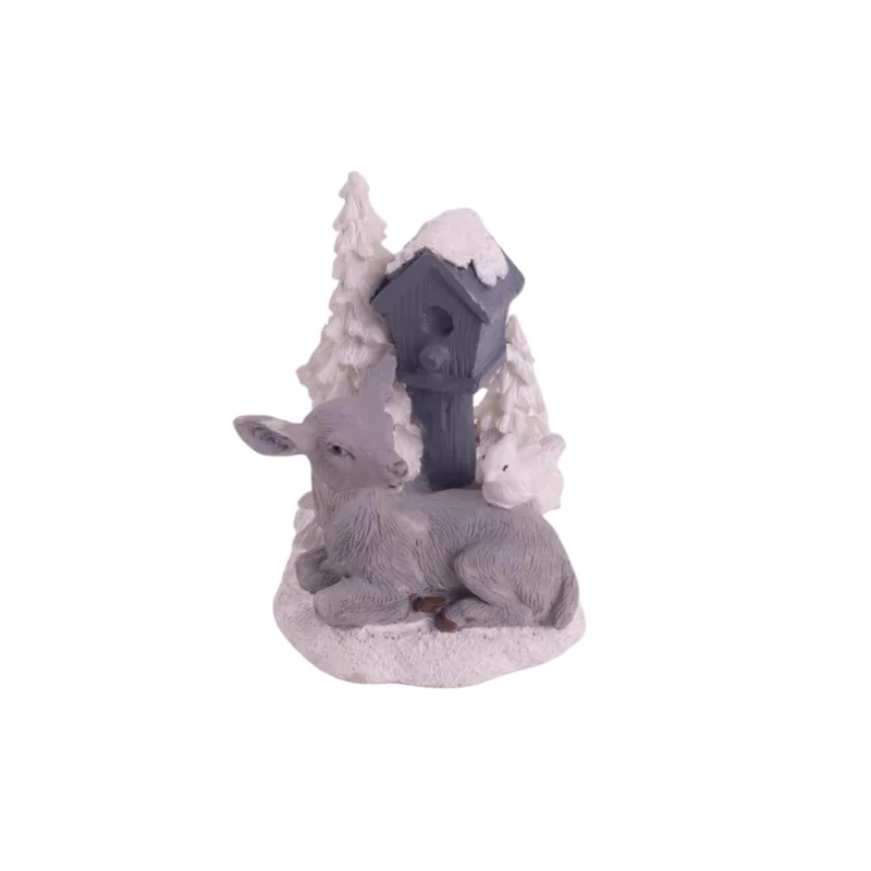 Szürke őzike madáretetővel, fehér fenyővel, poly